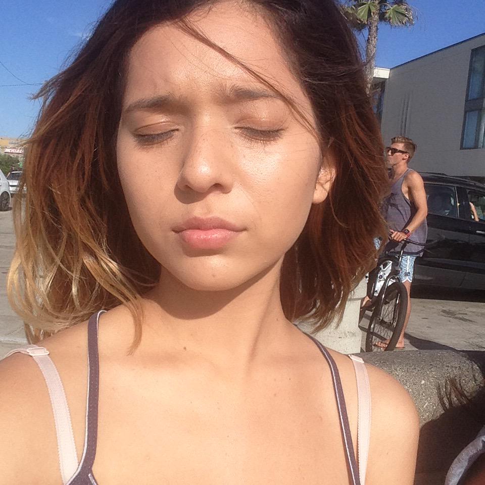 supceli's tweet photo. When you're trying to be cute and take a selfie but the sun isn't having it #babyintheback http://t.co/48FSzWN8n0