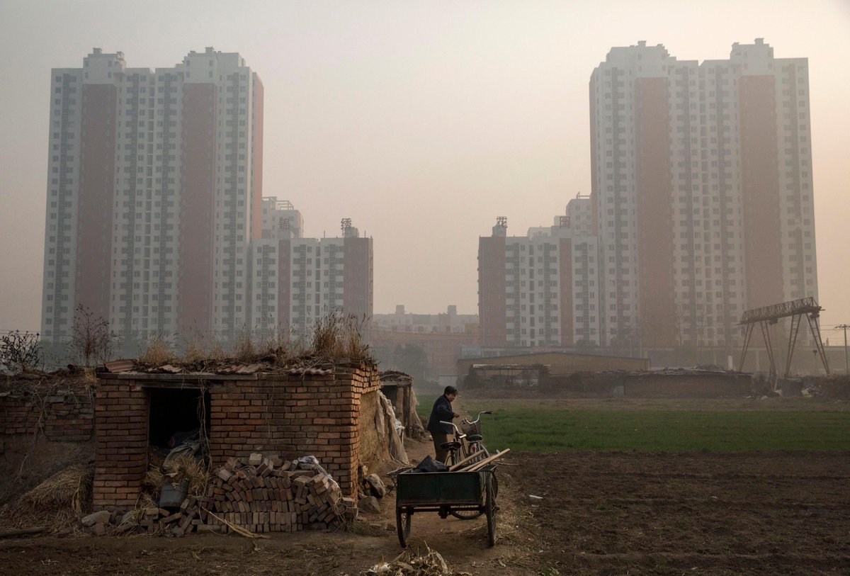 ONG_HyT's tweet photo. "Desde aldeas rurales a ciudades que se elevan hacia las nubes, ahogadas en humo y niebla" #MikeDavis #PlanetOfSlums http://t.co/a0sJ7Gw147