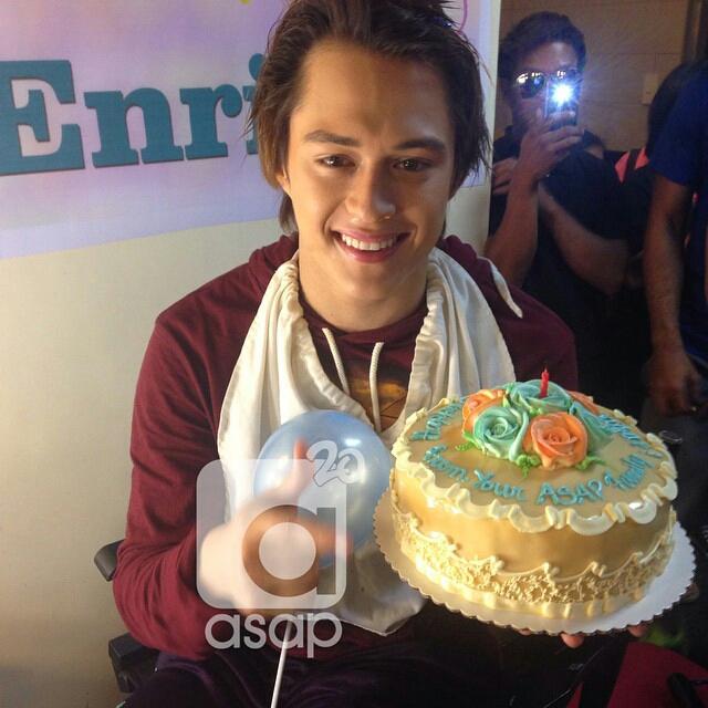 \" Wag kang mag alala babe... iniisip ka nun

Happy Birthday Enrique Gil  trueeee..nanunood yun sa bahay nila