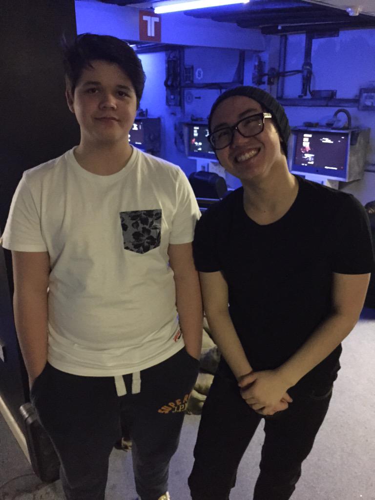 Xa_Community's tweet photo. Well done to @Ca1zy and @SkumbagAsian for winning the overall event!! Amazing play from both players! #codnchips http://t.co/Q4cgWF7sX2