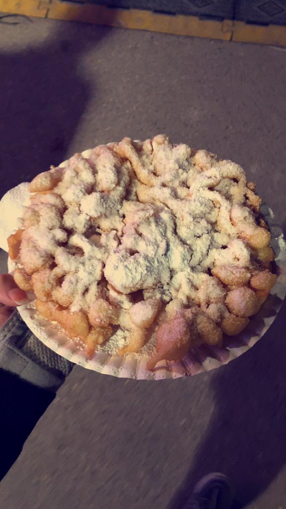 jacksmtz_09's tweet image. 20 minutes of waiting in line for this. #worthit #funnelcake #notgoodforme #fatpeopleprobz