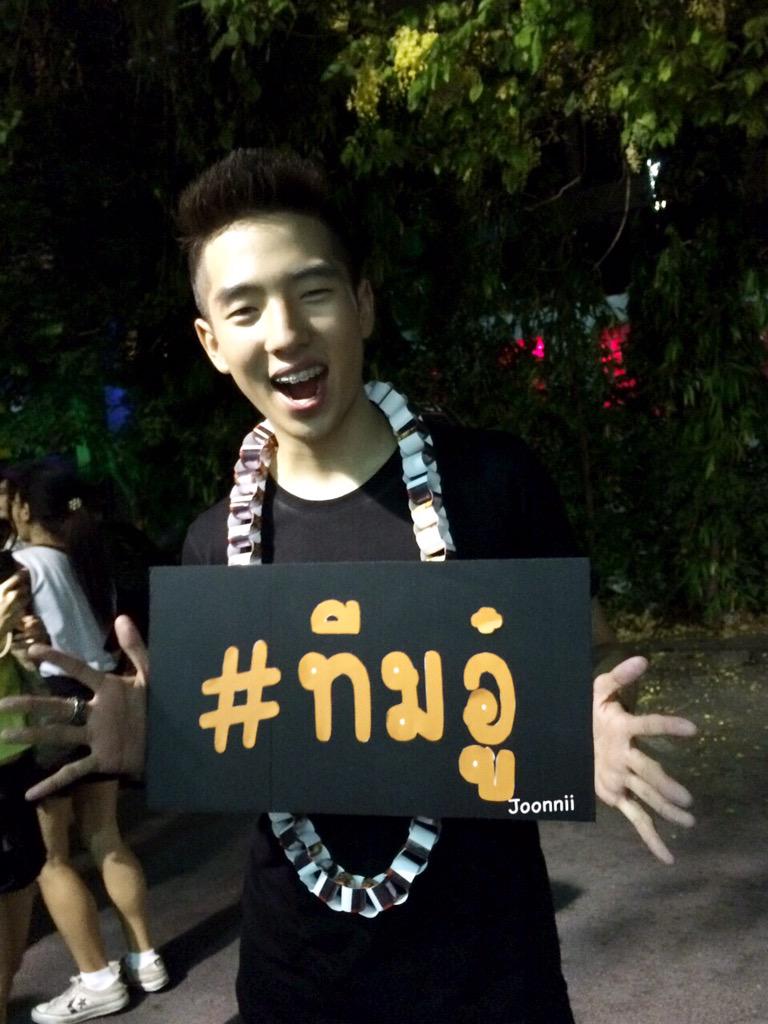 JoonniiSnapshot's tweet photo. @ou_thatchawut จะรอดูนะLovesick the series freshy camp #ทีมอู๋ THATCHAWUTTEAM #LovesickReality #lovesicktheseriesss2 http://t.co/vGwlv5MLsp