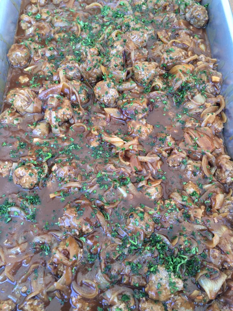 HahnAfs's tweet photo. Meatballs with beef caramelized onion sauce dah siapa!! #RohingyaSportsDay #CookForAll http://t.co/D5BatLrW7O