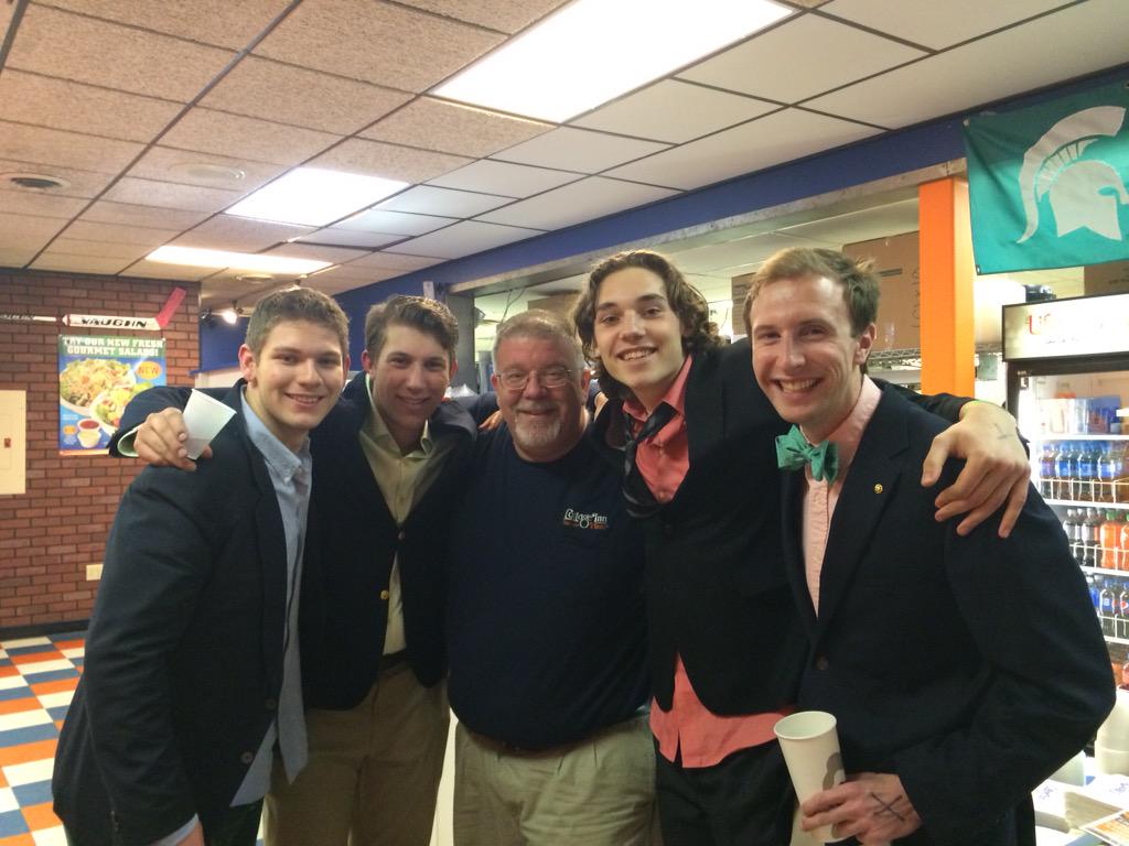 innstyle11's tweet photo. @Casey20Tull @john_a_york my night is always better when the Evans Scholars stop by. #ESRespect #lovetheseguys http://t.co/2blffFQs88