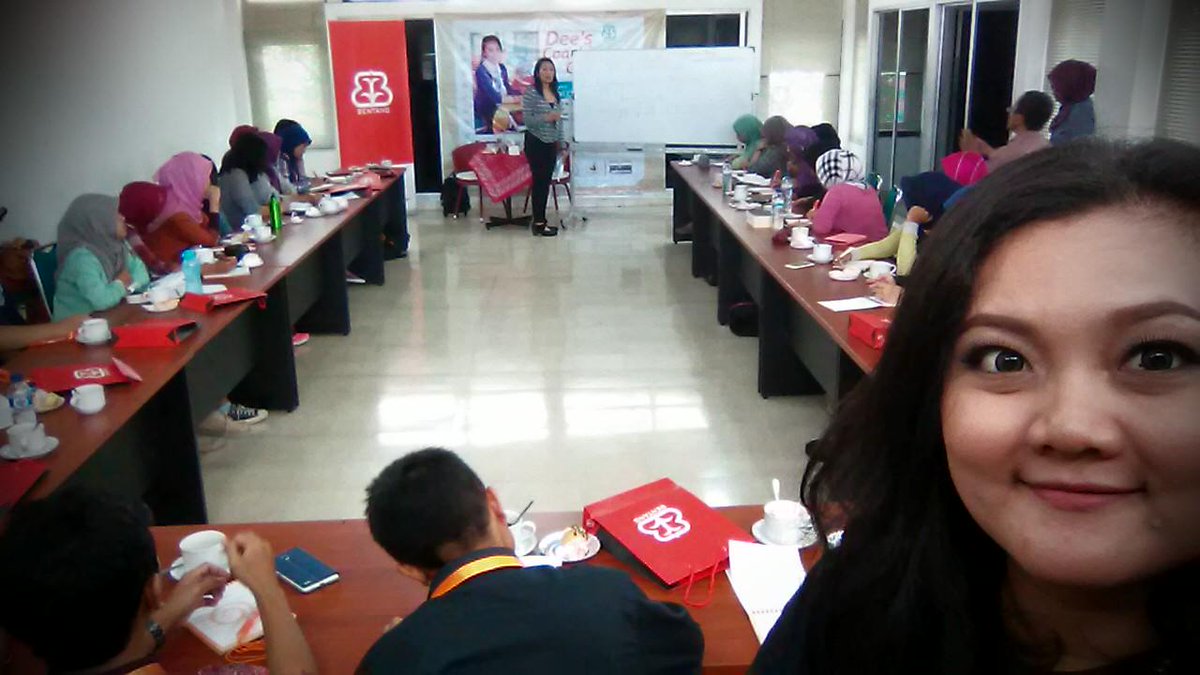 12 th lalu dpt tgs telaah sastra novel2nya. Skrg  jd bagian misi mulia Dee dlm dunia penulisan "Dee'sCoachingClinic"