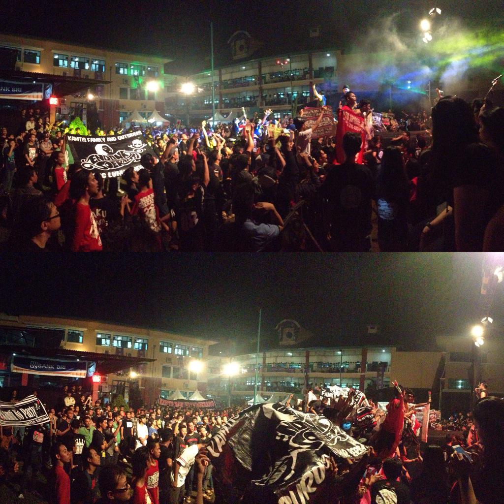 Salah satu dari segudang foto crowd @EndankSoekamti_!! Salut banget sama semua Kamtis yang hadir!! Keren!💛