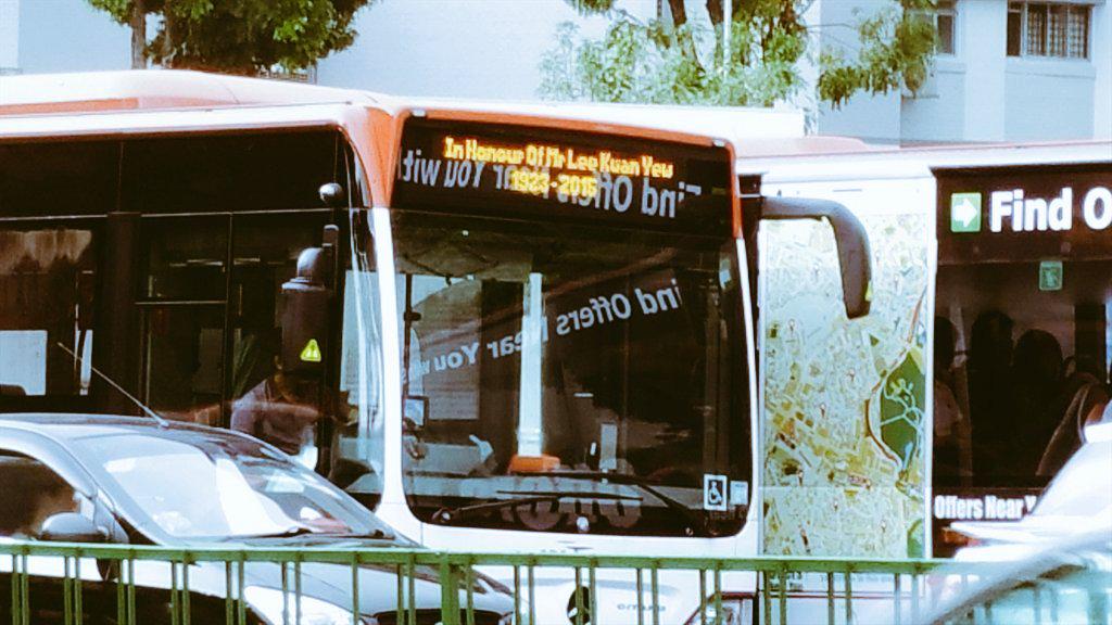 Chsovz's tweet image. 싱가폴의 눈물 ㅡㅡㅡ
지금 싱가폴은 비가 오고 있다.
운구행렬이 시작하는 시간... 
이는 국부를 떠나 보네는 국민들의 눈물이라 생각한다..