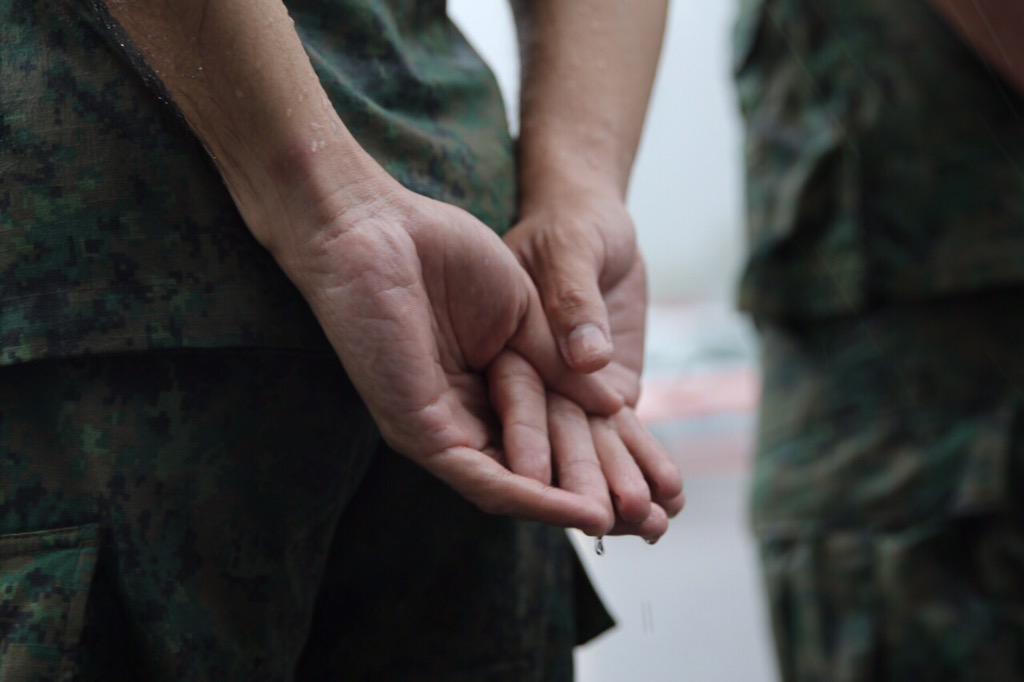 ChannelNewsAsia's tweet photo. Our soldiers stand in the rain, as they wait for the #LeeKuanYew state funeral cortège to pass http://t.co/s7b8Ir4wZ6 http://t.co/wk8JIDucew
