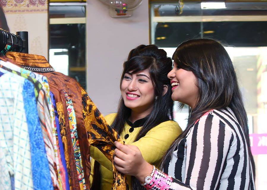SafaKabirFC's tweet photo. #throwback Our little baby sister #Safa did her shopping with #Airtel_Buzz shopping contest winner Aniza at #EraHouse http://t.co/hiJn1M5tyk