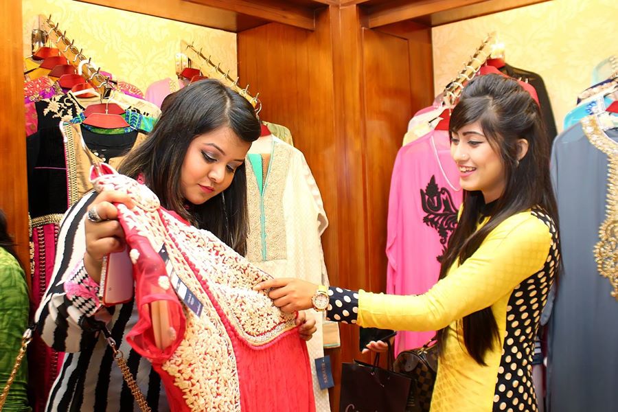 SafaKabirFC's tweet photo. #throwback Our little baby sister #Safa did her shopping with #Airtel_Buzz shopping contest winner Aniza at #EraHouse http://t.co/hiJn1M5tyk