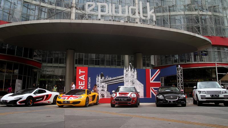 VIVAcoid's tweet photo. 100 Mobil Mewah Inggris Ramaikan Jalanan Jakarta http://t.co/zCuf9FjUZ9 http://t.co/qF9V2jjrdX