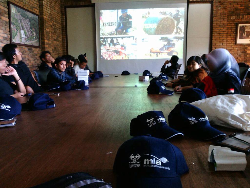 cbcfapetunpad's tweet photo. #4 pemberian materi tentang working in Australia cattle station oleh alumni IAPISP2014 @IAPISP2015 http://t.co/FxBtqIsU4F