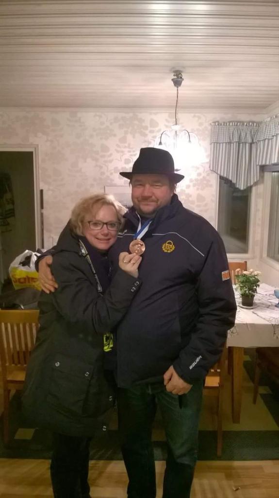 LukkoC1's tweet photo. Pari sisukasta blondia ja joukkueenjohtaja Vesku ja se frouva.👍 💖 http://t.co/dNHdjWxOEg