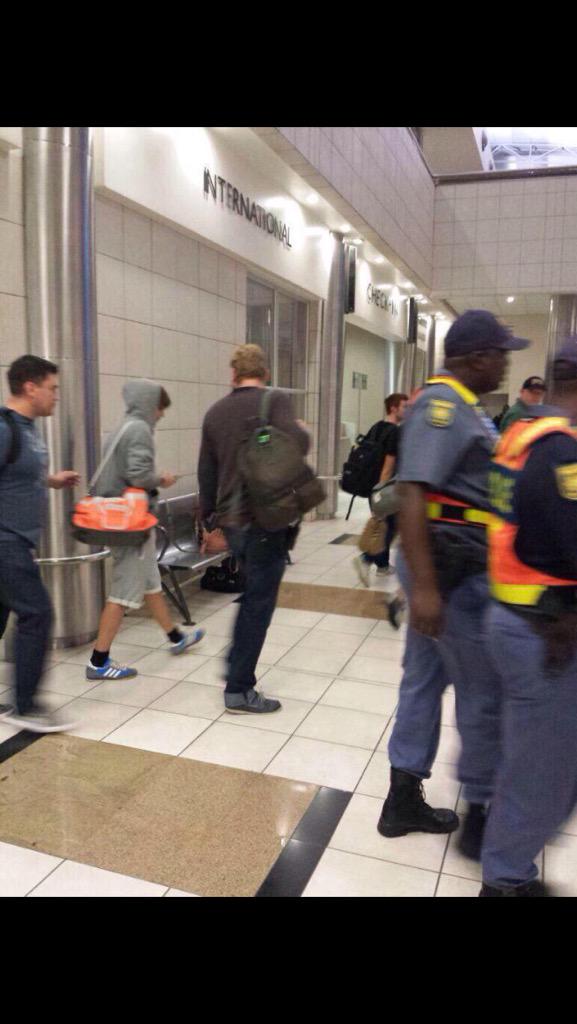 1D_perth's tweet photo. Louis arriving in johanessburg a few days ago http://t.co/OXOXu1acTR
