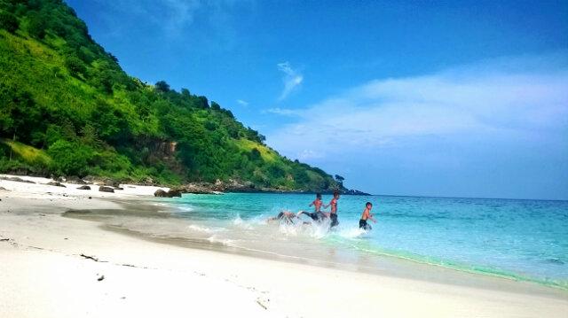JelajahALOR's tweet photo. #WonderfulIndonesia Tereweng Beach, Alor - Indonesia #JelajahALOR @way2east @GNFI @Raja_Wisata @SudutIndonesia http://t.co/wcXG9vLO3M
