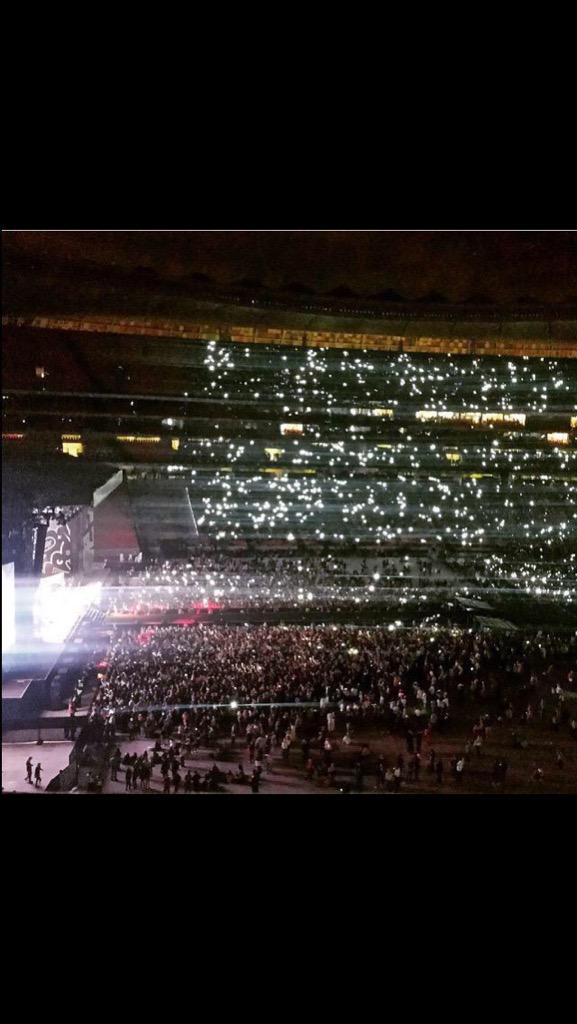 1D_perth's tweet photo. This is one of the best parts of a 1D concert, having the stadium light up with lights and camera flashes 😍 http://t.co/ysFlwki5b0