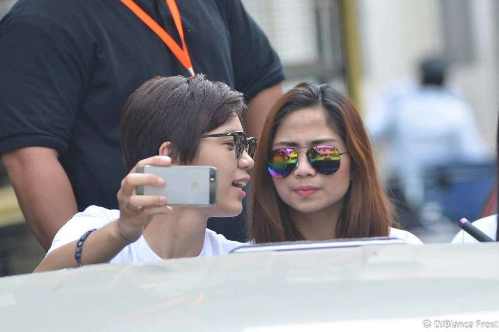 AngelsOfMika's tweet photo. “@mr3lovers: "Jen, selfie tayo" #HiLG 👋 http://t.co/s4rTb0rjSa”