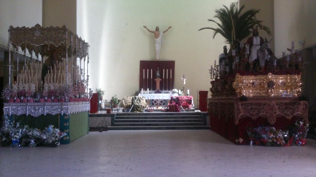 Se hizo el silencio en San Agustín. Últimas oraciones...Buena estación de penitencia. <a href="/HdadBorriquita/">Hermandad Borriquita</a>
