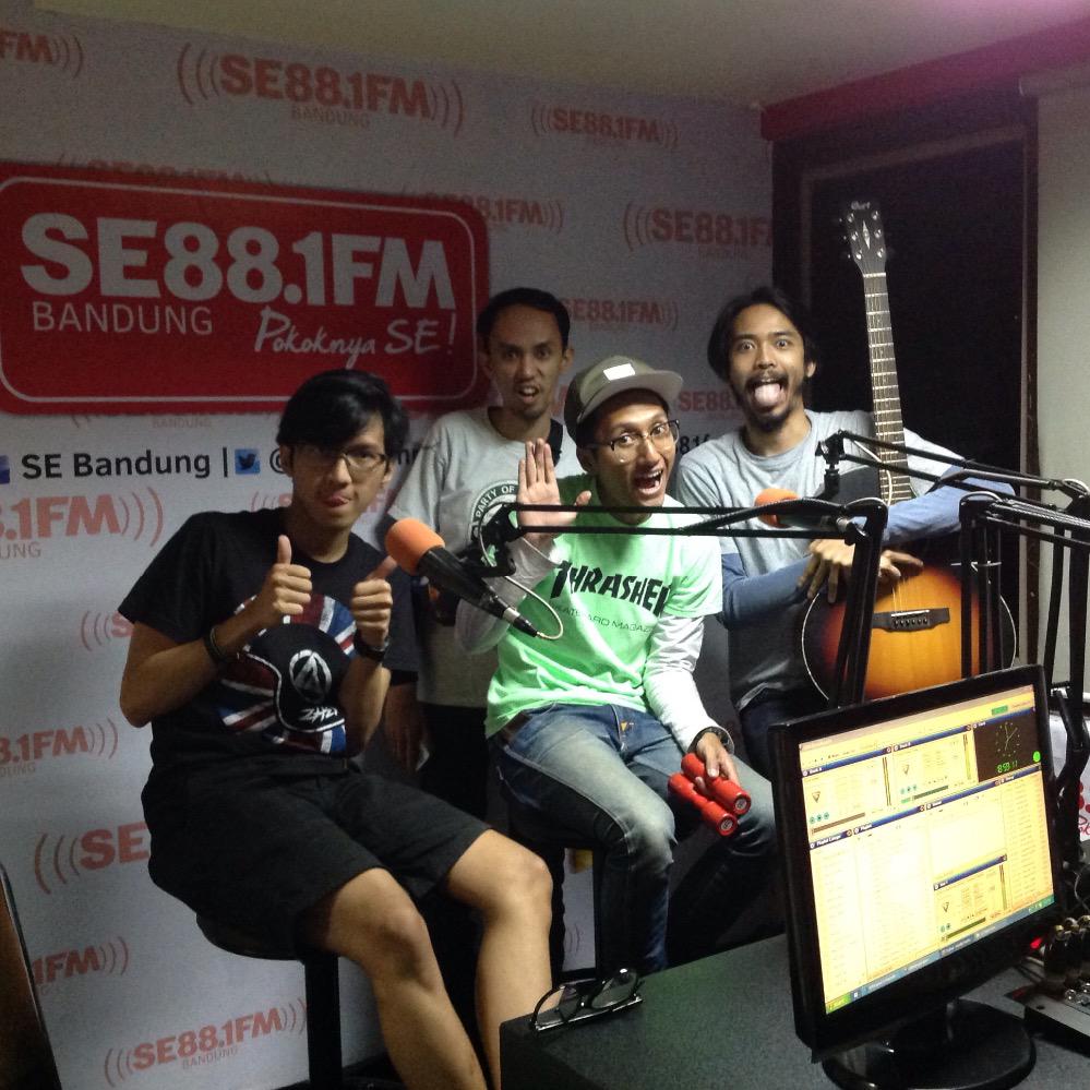 radioone881's tweet photo. Say hallo to @hoolahoopmusic yg bakalan live on air di #NuSound barengan @YudhiRaven . Stay tune SE Listeners! http://t.co/1XTj4HO3h7