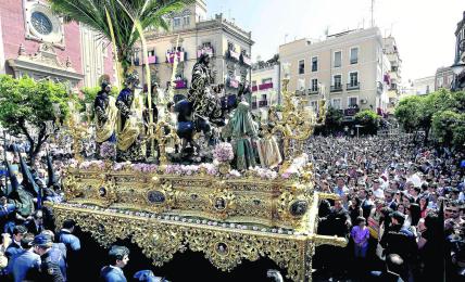 elcorreoweb's tweet photo. Ya estamos en DIRECTO con la #SSantaSevilla15 Arranca @LaPasionCTV en http://t.co/dm5NvX6OUV http://t.co/3OBOE3sWAq