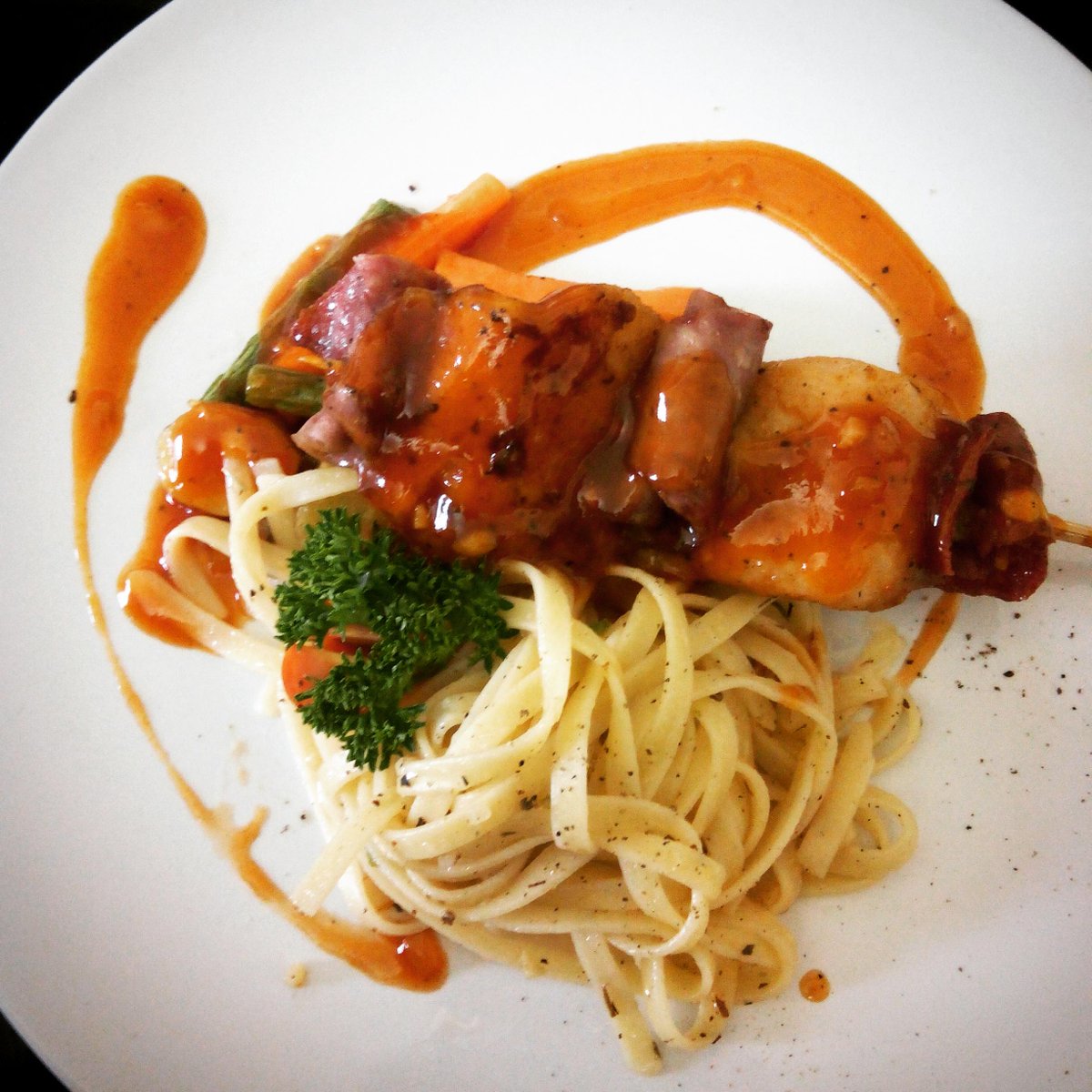 secrtGARDENcafe's tweet photo. Fish Satay "skewered of fish fillet rolled with bacon, sauted vegetables amd napolitan fettucine".. Yummy.... http://t.co/v0TGgqiC1L