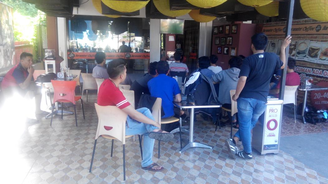 INDOBARCA_SMR's tweet photo. Hari ke-2 Turnamen PES kembali digelar sore ini sampai final nanti malam di @Barometerpantau #4mazingIndobarçaSmrd http://t.co/uXViyOVnLa