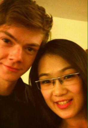 TheMazeRunnerBR's tweet photo. Algumas fotos de Thomas com fãs ultimamente. PS: O cabelo dele haha (via @TheMazeRunnerFR) http://t.co/ELWlnhWFA8