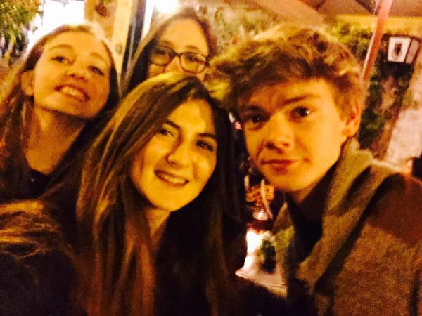 TheMazeRunnerBR's tweet photo. Algumas fotos de Thomas com fãs ultimamente. PS: O cabelo dele haha (via @TheMazeRunnerFR) http://t.co/ELWlnhWFA8