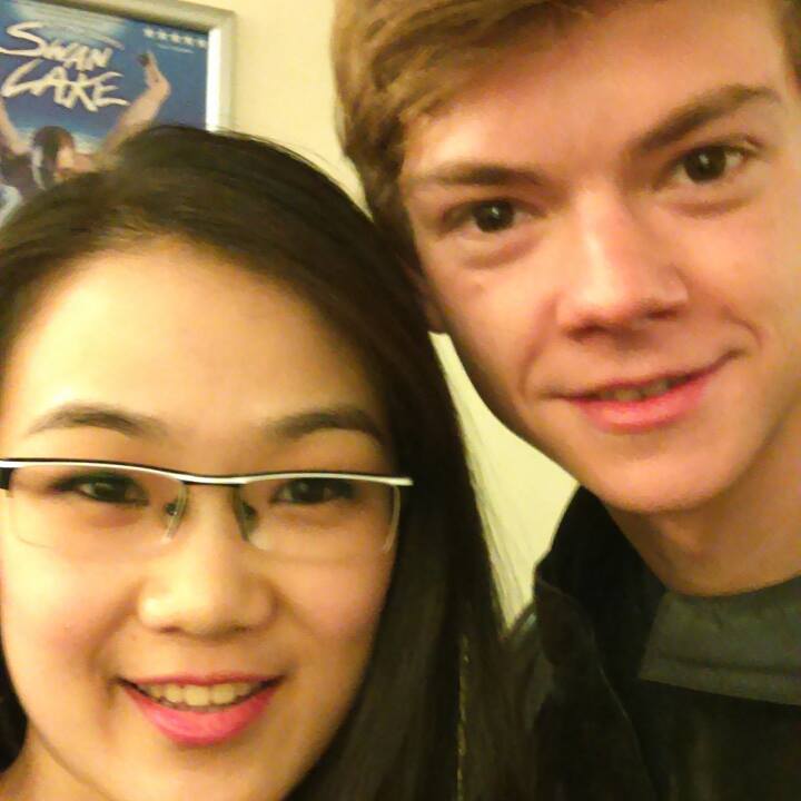 TheMazeRunnerBR's tweet photo. Algumas fotos de Thomas com fãs ultimamente. PS: O cabelo dele haha (via @TheMazeRunnerFR) http://t.co/ELWlnhWFA8