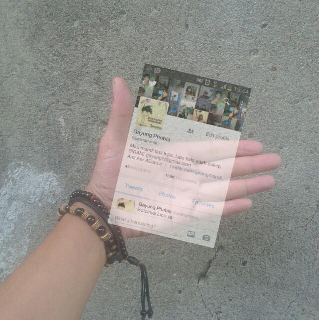 jarangmandi_'s tweet photo. Ya.. begitu. :( RT @ryannsaputra: Itu gimana sih yung? Bingung gua RT"@jarangmandi_: #TwitterInHand udah: http://t.co/j14sUYfO6a"