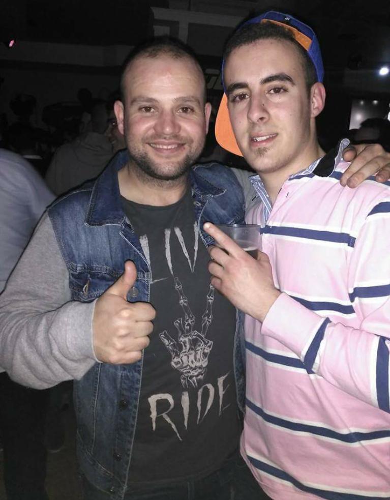 FansClubCastrin's tweet photo. @ALEXPERGON  tampoco quiso perderse el Bolo del Tete @Castrin91 en la pole!! #ReventandoTarima http://t.co/j0QK2JkeEi