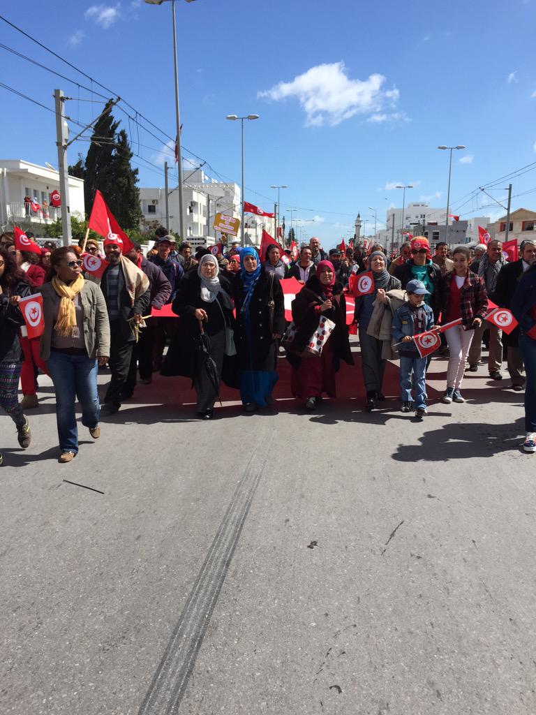 Drapeau grand format porté par des femmes et hommes #Bardo <a href="/meryemmarzouki/">Meryem Marzouki</a> ;-)