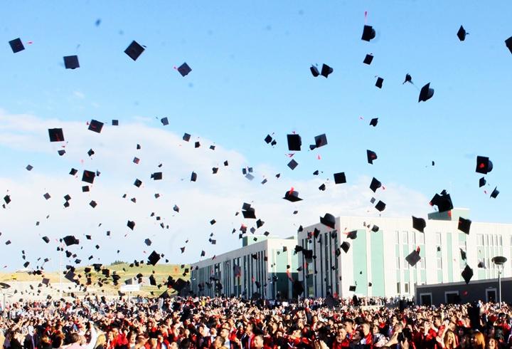 Mezuniyette kep ve cüppe giymek yasaklandı bit.ly/1GDrIZo