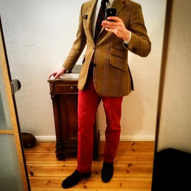 memvers_'s tweet image. Sunday dinner attire #tweed #tweedjacket #hackingjacket #redtrousers #pennyloafer #tattersall #reptie #wooltie #reg…