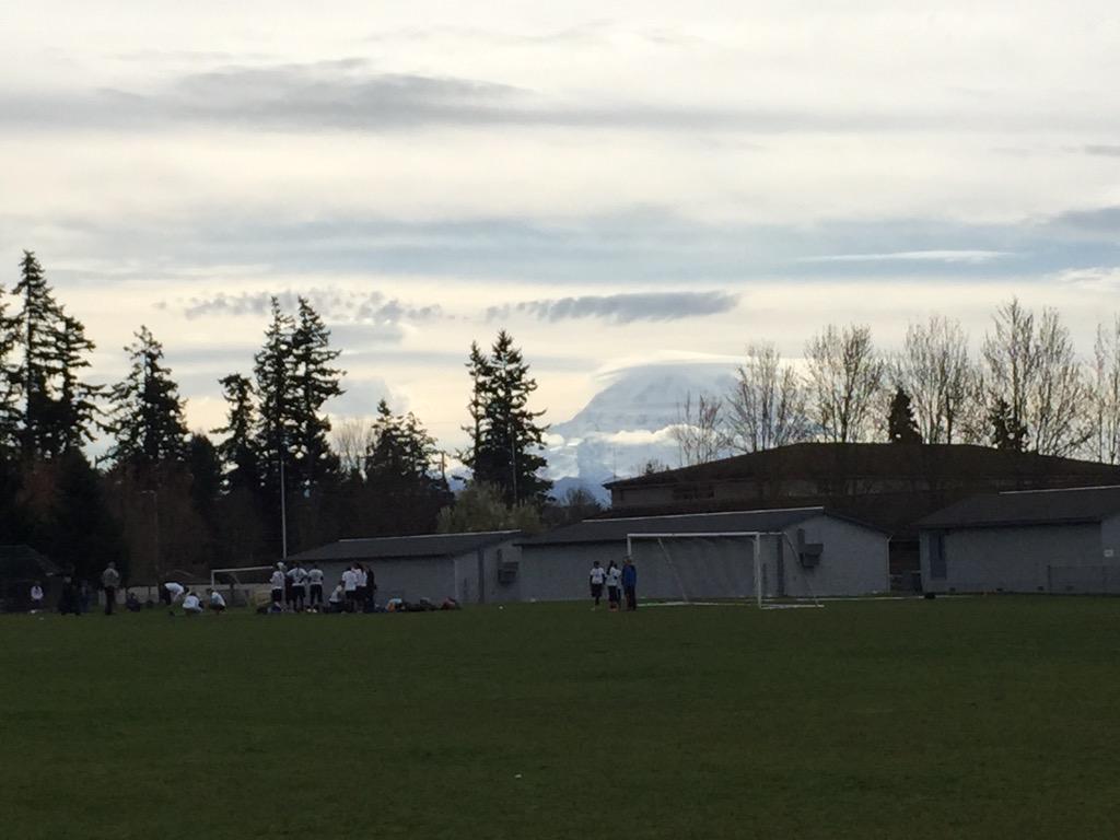 SyzygyUltimate's tweet photo. Beautiful day for frisbee in the PNW. Rainier looks sweet but not as sweet as our warm up throws #yyfy http://t.co/YJcxrcrn0d