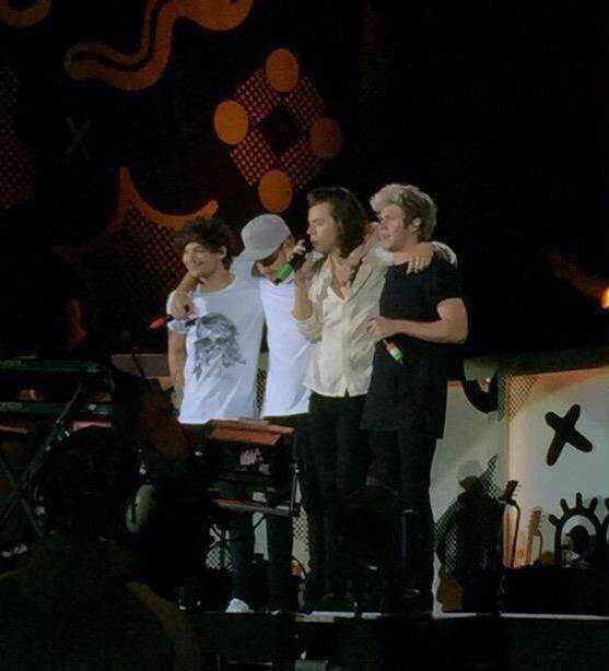 mydreamsjuss's tweet photo. Grazie di tutto ragazzi😍❤️ @Real_Liam_Payne @Louis_Tomlinson @NiallOfficial @Harry_Styles Ci ma chi @zaynmalik 😭❤️ http://t.co/CWtzzl94PJ