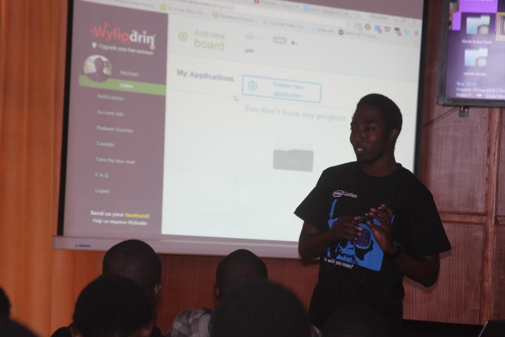 ChrisBarso's tweet image. Tech DeKuT member @ikuamike speaking on Wyliodrin at Arduino Day Kenya #ArduinoDKE15 @arduino