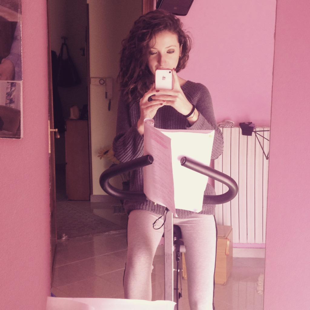 chiaracapitano's tweet photo. #sano#modo#perstudiare 💪 http://t.co/7eN8iQcjGO