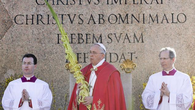 TReporta's tweet photo. El papa Francisco lidera la procession del Domingo de Ramos http://t.co/gYsiVmvboT http://t.co/kM2hK66J8c