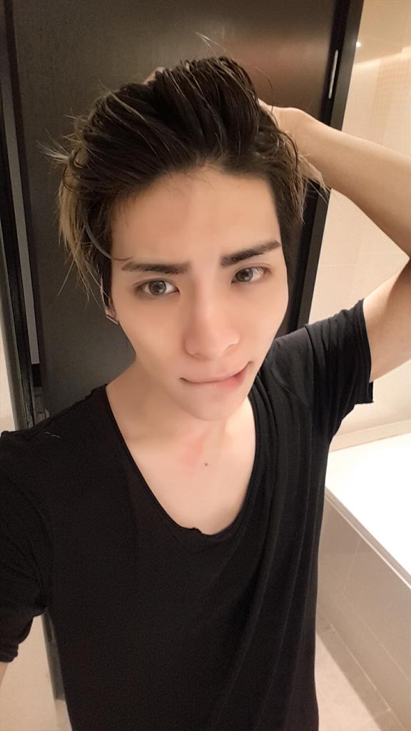 realjonghyun90's tweet photo. 땀을 흘릴정도로 움직였으니 씻어야해
말레이시아 재밌었어! http://t.co/MB6ls0JBlj