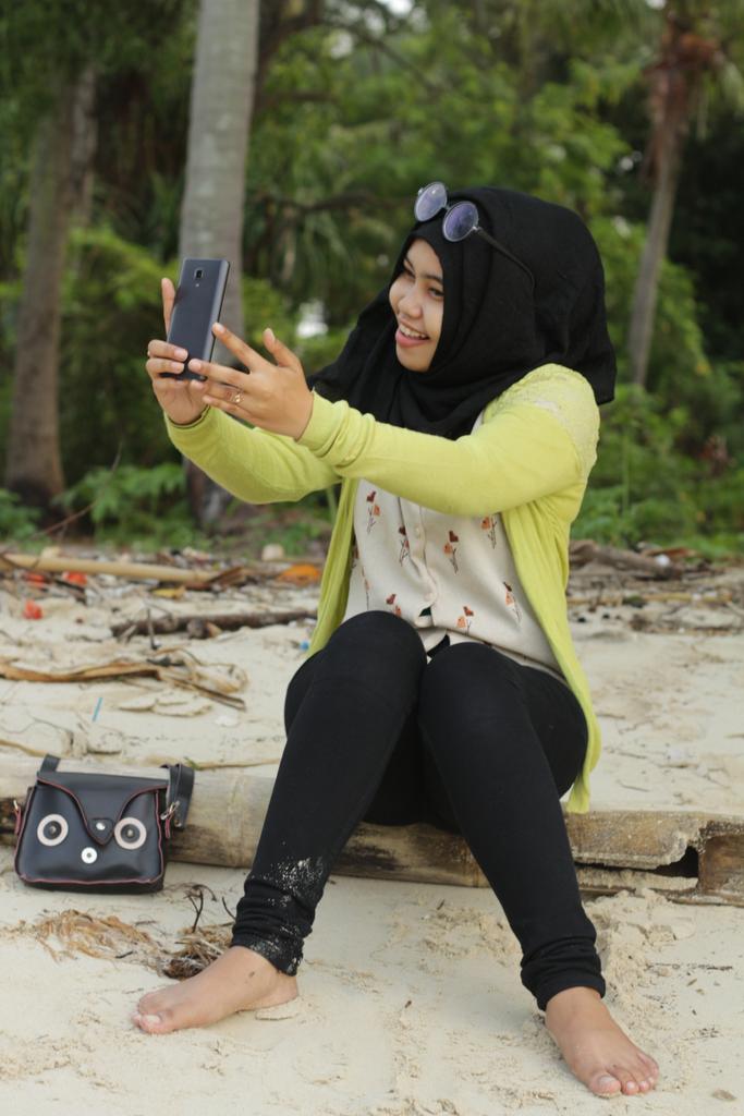 Online Competition
Photography
Dede Prasetyo
Tema : Sedang Asik Sefie di Pantai