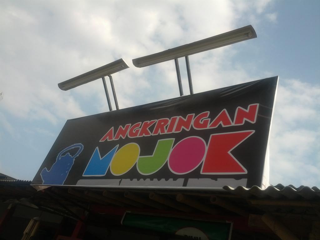 jika kamu pergi ke jogja namun tak mampir angkringan <a href="/mojokdotco/">Mojok.co</a>, itu artinya kamu harus ke jogja lagi, secepatnya!!