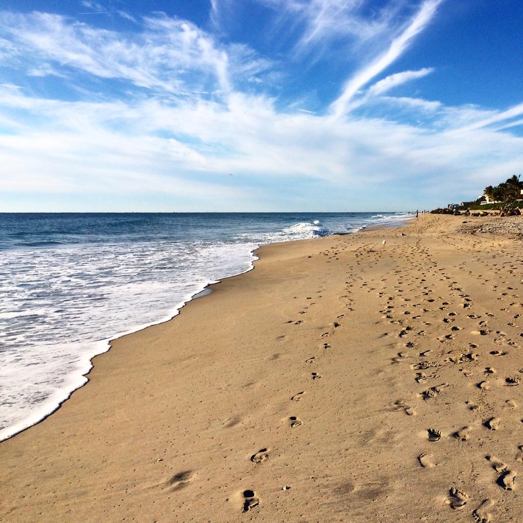 amandarassi's tweet photo. Sunday morning stroll on the sand with my mom 💙 #SouthFlorida http://t.co/pXdimHIvqY