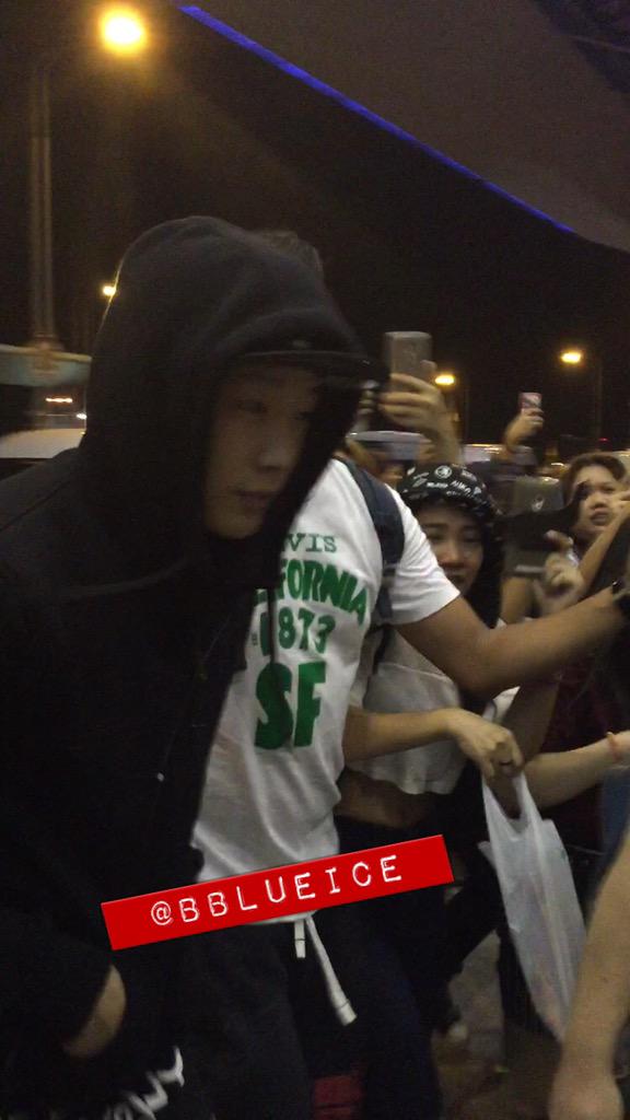 unknownooks's tweet photo. @NuiiBlo_odBluE bblueice: have a safe flight and see you very soooon babe💕 #GOODBYEBOBBY http://t.co/ke90YhPcN6" หารูปของน้องยุ นานนนน