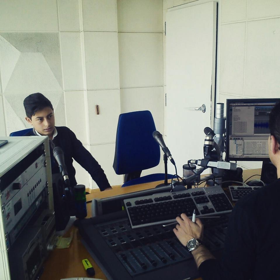 AaronBarrul's tweet photo. En cadena @La_SER  haciendo una entrevista presentando mi nuevo single! El proximo domingo la podréis escuchar :) http://t.co/obPZMN8dqs