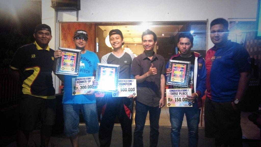 INDOBARCA_SMR's tweet photo. Photo penyerahan piagam dan hadiah utk juara Turnamen PES2015 #4mazingIndobarçaSmrd @Barometerpantau http://t.co/30nMafcAoJ