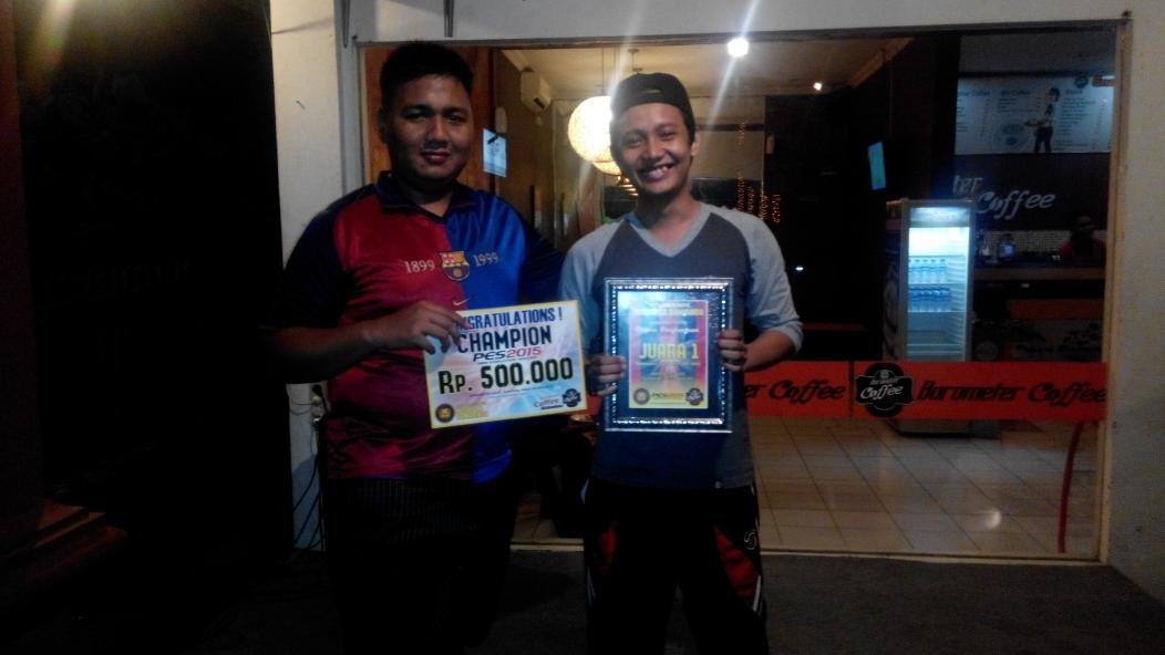 INDOBARCA_SMR's tweet photo. Photo penyerahan piagam dan hadiah utk juara Turnamen PES2015 #4mazingIndobarçaSmrd @Barometerpantau http://t.co/30nMafcAoJ