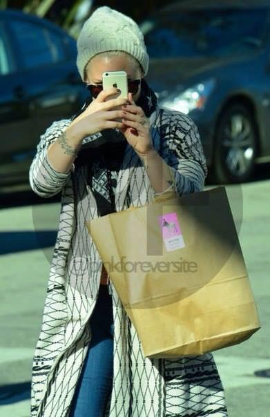 Pinks_Fan_Page's tweet photo. She's so cute omfg http://t.co/3qQz1nvjE1