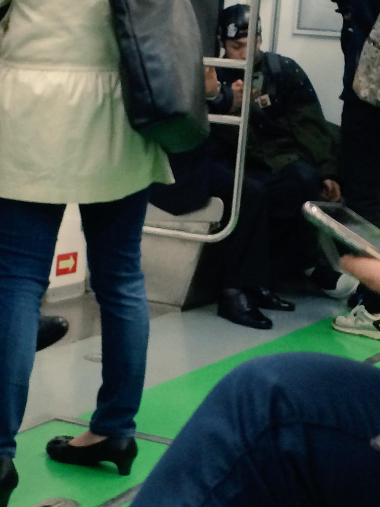 _gun94's tweet photo. A fan saw Gunhee on the subway! Via monstaxthailand cr 2KimBoom #샵건 http://t.co/HUnEwbVqvE