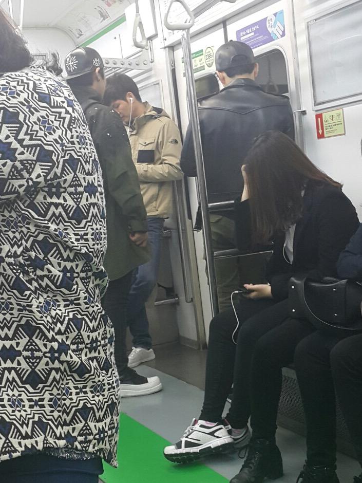 _gun94's tweet photo. A fan saw Gunhee on the subway! Via monstaxthailand cr 2KimBoom #샵건 http://t.co/HUnEwbVqvE